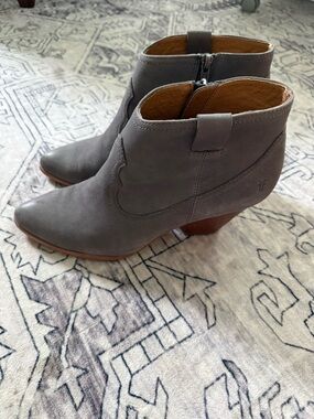 Frye Reina JEA Women Size 9.5 Gray Suede Leather Ankle Boot Zip 3471724